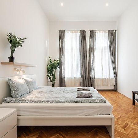Luxurious Downtown Family Suite Budapest Exterior photo
